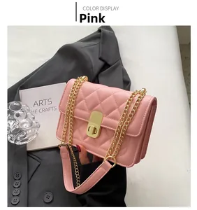 Gros plan détaillé du sac bandoulière rose matelassé avec chaîne dorée et fermoir