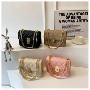 Sacs à bandoulière matelassés en noir, kaki, blanc et rose avec chaîne dorée élégante