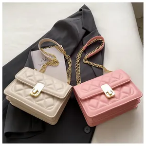 Détail du motif matelassé et fermoir doré sur sacs bandoulière crème et rose