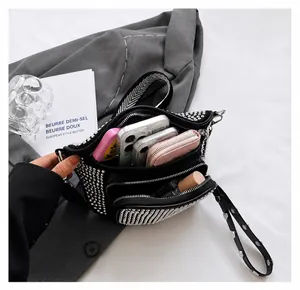 Vue intérieure du sac bandoulière en strass montrant deux compartiments zippés