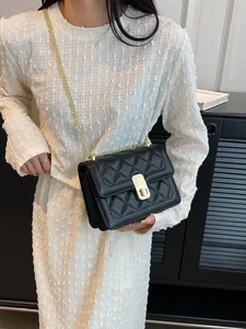 Sac à bandoulière noir matelassé avec chaîne dorée et fermoir rotatif pour femmes