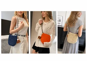 Drie handgeweven strooien tassen in marineblauw, oranje en beige over de schouder gedragen