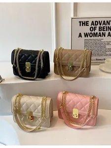 Sac à rabat matelassé chic avec chaîne dorée en noir, kaki, beige et rose tendre