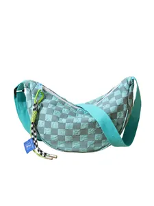 Blauwe nylon halvemaantas met schaakbordpatroon, plooitextuur en koordhanger