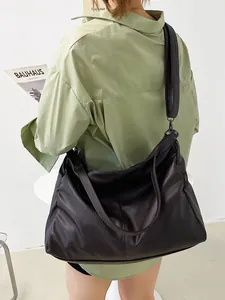 Bolso de hombro minimalista de cuero PU negro para mujer con gran capacidad en modelo