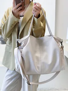Bolso tote grande minimalista color crema con textura de grano suave y correas dobles