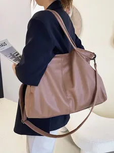 Bolso tote grande marrón minimalista en cuero sintético con correas versátiles