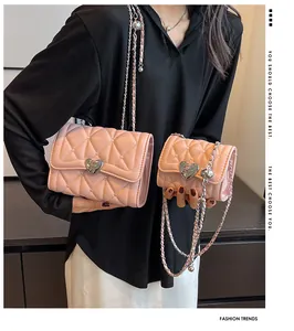 Comparaison détaillée de sacs à main roses matelassés en deux tailles avec fermoirs cœur