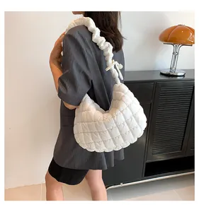 Detail van witte gewatteerde puffy cloud bag met zachte geplooide schouderband voor elke dag