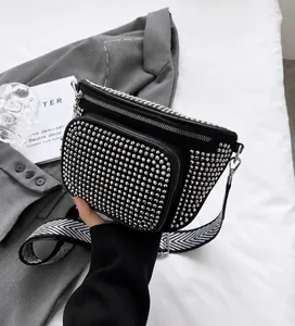 Détail du sac bandoulière en strass noirs avec large sangle et zips argentés