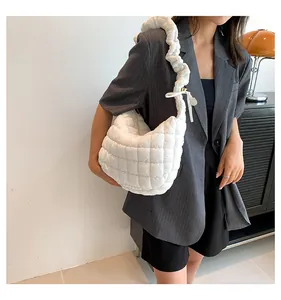 Detail van witte gewatteerde cloud bag met geplooide ruchesband en puffer textuur
