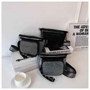 Vue détaillée de trois sacs banane en strass avec larges bandoulières et cristaux brillants