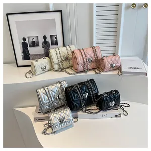 Détail de sacs à bandoulière matelassés en deux tailles et quatre couleurs avec fermoirs cœur