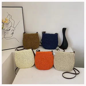 Detail van gekleurde gebreide tassen met smalle leren riemen in diverse kleuren