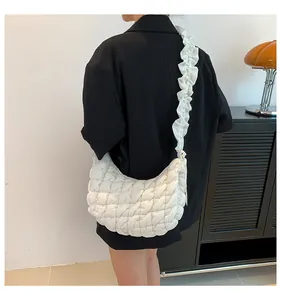 Detailweergave van witte gewatteerde puffer hobo tas met ruches aan de schouderband