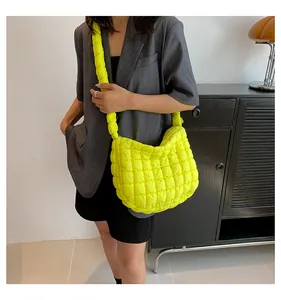 Gewatteerde neongele crossbody tas met gevoerde schouderband en ruitvormig stiksel