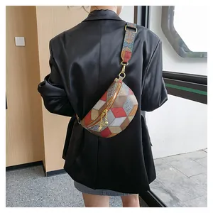 Détail du sac bandoulière patchwork vintage avec bandoulière brodée colorée