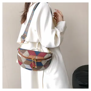 Détail du sac selle géométrique bicolore avec breloque étoile et bandoulière