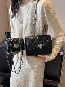 Sacs classiques en cuir matelassé noir avec fermoirs cœur en tailles moyenne et mini