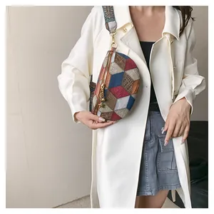 Gros plan du sac bandoulière rétro géométrique avec sangle ethnique et étoile