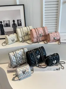 Sacs à bandoulière matelassés avec fermoir cœur et chaîne en blanc, rose, argent et noir