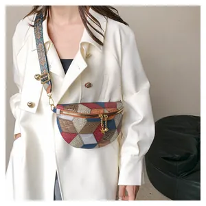 Détail du sac selle en cuir patchwork avec motif losanges colorés et pendentif étoile