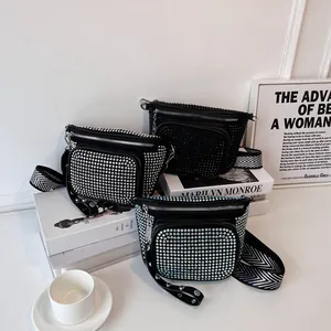 Sac banane scintillant en strass avec large bandoulière en argent et noir chic