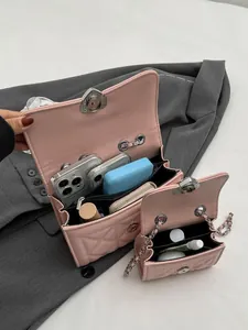 Sac matelassé rose avec boucle cœur en deux tailles et vue sur l'espace de rangement