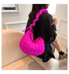 Gewatteerde wolkentas in neonroze met geplooide riem en strikdetail op vrouwenmodel