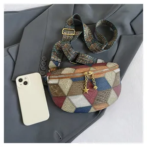 Détail du sac banane en cuir patchwork avec breloque étoile et bandoulière fleurie