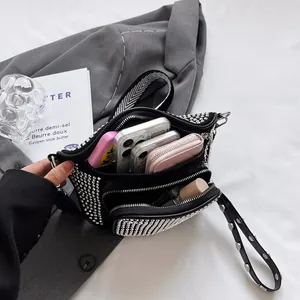 Sac à bandoulière en strass noirs avec large sangle montrant une grande capacité interne