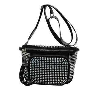 Sac bandoulière noir brillant à strass avec large sangle à motif et double zip
