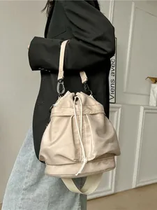 Veelzijdige nylon emmertas in beige met trekkoord en brede verstelbare schouderband