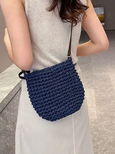 Handgemaakte donkerblauwe gehaakte schoudertas met wafelstructuur en leren riem