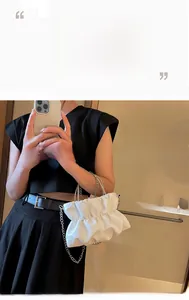 Gros plan d'un sac à main nuage blanc plissé en cuir PU brillant avec bandoulière chaîne