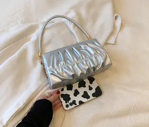 Detail der silbernen gerafften Cloud-Bag mit Innenkapazität und einem Smartphone