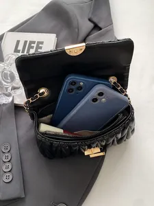 Gesteppte schwarze Kettentasche mit goldenen Details und geräumigem Innenraum