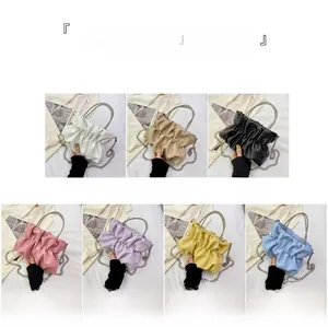 Sac nuage plissé chic présenté en sept couleurs dont blanc, noir et rose avec une chaîne