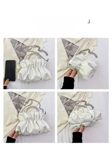 Vues détaillées d'un sac nuage plissé blanc avec poignée en strass et chaîne métallique