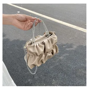 Détail du sac nuage froncé avec poignée en strass et bandoulière chaîne