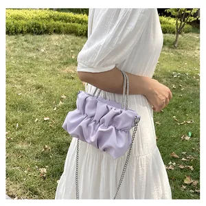 Détail du sac nuage plissé lilas avec chaîne en métal argenté et texture souple