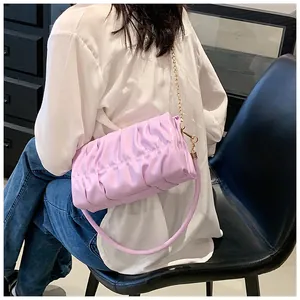 Detailansicht der lila Falten-Cloud-Bag mit Metallkette und glänzendem PU-Leder-Finish