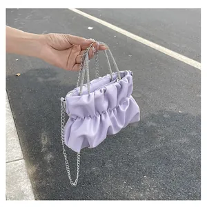 Détail du sac nuage plissé lilas avec poignées en strass et bandoulière en chaîne