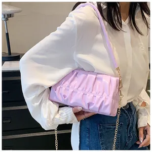 Nahaufnahme der helllila Falten-Schultertasche mit weicher Lederstruktur und Kette