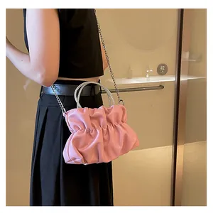 Vue détaillée du sac nuage plissé rose avec poignée en strass et bandoulière