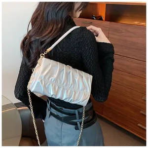Detail der silbernen Falten-Cloud-Bag mit Metallic-Textur und Doppelriemen-Design
