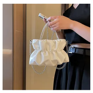 Gros plan du sac nuage froncé blanc avec poignée en strass étincelants et chaîne argentée
