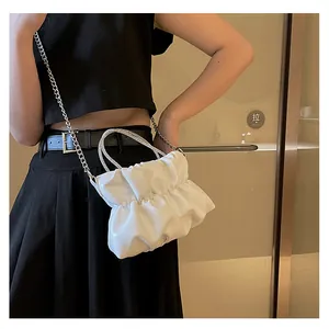 Détail du sac nuage plissé blanc avec poignée en strass brillants et chaîne argentée