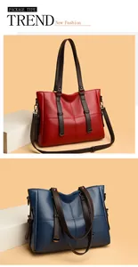 Détail de cabas rouge et bleu avec texture en cuir grainé et bandoulière réglable