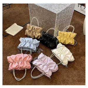 Vue à plat de sacs nuage plissés en sept tons pastels avec poignées serties de strass